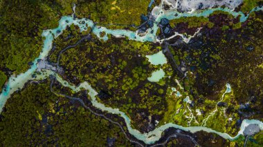 Purac, Cauca 'daki San Juan kaplıcalarının çarpıcı hava manzarası yemyeşil ve termal su akıntılarını gösteriyor.