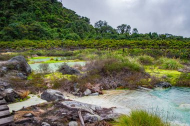 Purac, Cauca 'daki San Juan kaplıcalarının güzel manzarası, yemyeşil ve termal suları var, rahatlamak için mükemmel.