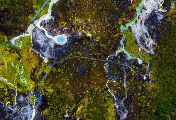 Purac, Cauca 'daki San Juan Kaplıcaları' nın çarpıcı hava manzarası yemyeşil yemyeşil havuzlarla çevrili canlı termal havuzlar sergiliyor.