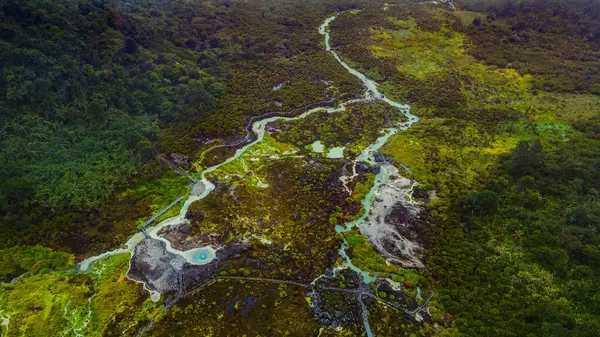 Purac, Cauca 'daki San Juan kaplıcalarının çarpıcı hava manzarası yemyeşil ve termal su akıntılarını gösteriyor.