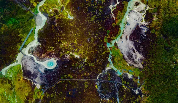 Purac, Cauca 'daki San Juan kaplıcalarının çarpıcı hava manzarası yemyeşil ve termal su akıntılarını gösteriyor.