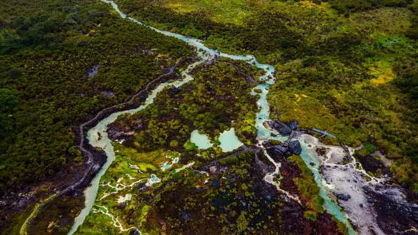 Purac, Cauca 'daki San Juan kaplıcalarının çarpıcı hava manzarası yemyeşil ve termal su akıntılarını gösteriyor.