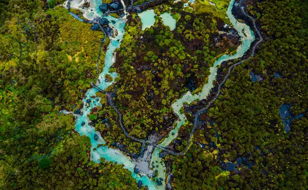 Purac, Cauca 'daki San Juan kaplıcalarının çarpıcı hava manzarası yemyeşil ve termal su akıntılarını gösteriyor.