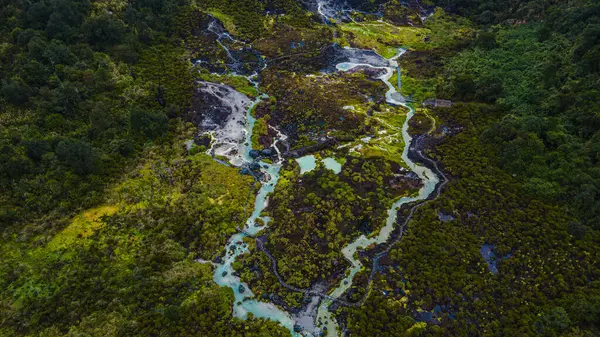 Purac, Cauca 'daki San Juan kaplıcalarının çarpıcı hava manzarası yemyeşil ve termal su akıntılarını gösteriyor.