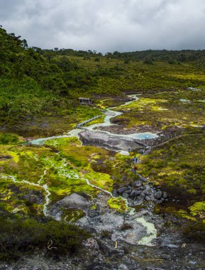 Purace, Cauca 'daki San Juan kaplıcalarının nefes kesici manzarası, canlı jeotermal özellikler ve yemyeşil çevreler sergiliyor