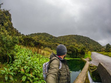 Purace, Cauca 'daki San Juan kaplıcalarının çarpıcı manzarası yemyeşil ve dingin doğal ortamı gözler önüne seriyor..