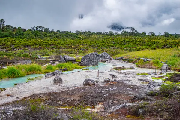 Purac, Cauca 'daki San Juan kaplıcalarının nefes kesici manzarası yemyeşil, kayalar ve mineral zengini termal suları gözler önüne seriyor.