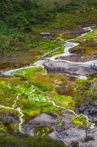San Juan, Purac, Cauca 'daki termal kaynakların nefes kesici manzarası yemyeşil ve manzaralı su yollarını gösteriyor.