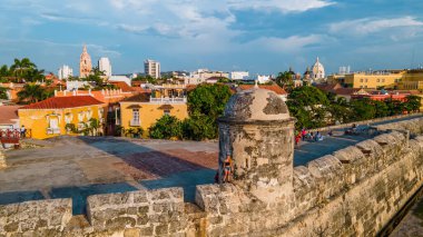 Cartagena 'nın renkli binalarının ve tahkimatlarının çarpıcı hava manzarası Kolombiya' daki tarih ve modernliğin karışımını gösteriyor.