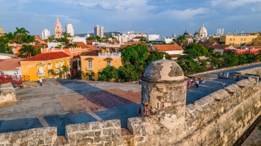 Çarpıcı hava manzarası, canlı binalar, hareketli caddeler ve sakin sahil şeridi. Turizm ve seyahat görüntüleri için mükemmel.