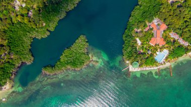 Cartagena yakınlarındaki Rosario Adaları 'nın çarpıcı hava manzarası canlı yeşillikler ve berrak mavi sular sergiliyor. Kolombiya turizmi ve tatilleri için mükemmel.