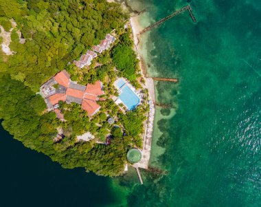 Cartagena yakınlarındaki Rosario Adaları 'nın çarpıcı hava manzarası canlı yeşillikler ve berrak mavi sular sergiliyor. Kolombiya turizmi ve tatilleri için mükemmel.