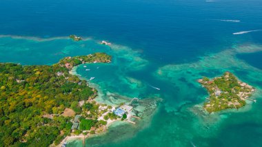 Cartagena yakınlarındaki Rosario Adaları 'nın çarpıcı hava manzarası canlı yeşillikler ve berrak mavi sular sergiliyor. Kolombiya turizmi ve tatilleri için mükemmel.