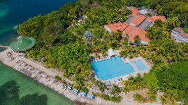 Rosario Adaları 'ndaki lüks bir tatil köyünün çarpıcı hava manzarası. Büyük bir havuzu, yemyeşil bir havuzu ve güzel bir kıyı şeridi var. Kolombiya turizmi için ideal.