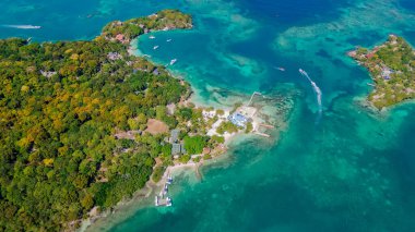 Kolombiya, Cartagena yakınlarındaki Rosario Adaları 'ndaki yemyeşil ve manzaralı sularla çevrili bir tatil köyünün çarpıcı hava manzarası.