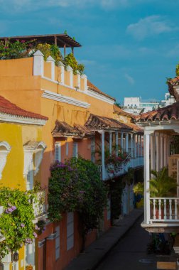 Kolombiya, Cartagena 'daki tarihi bir kubbenin canlı bir görüntüsü, açık mavi gökyüzüne karşı kurulmuş, koloni mimarisi ve detaylı tasarım sergileniyor.