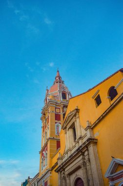 Kartagena, Bolvar 'daki renkli koloni mimarisinin çarpıcı bir görüntüsü mavi gökyüzüne karşı tarih ve kültürün karışımını sergiliyor.