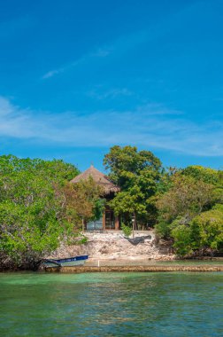 Kolombiya, Cartagena yakınlarındaki Rosario Adaları 'ndaki yemyeşil ve manzaralı sularla çevrili bir tatil köyünün çarpıcı hava manzarası.