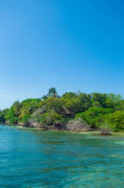 Kolombiya, Cartagena yakınlarındaki Rosario Adaları 'ndaki yemyeşil ve manzaralı sularla çevrili bir tatil köyünün çarpıcı hava manzarası.