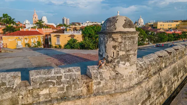 Kartagena 'daki tarihi kalelerin çarpıcı görüntüsü, koloni mimarisi ve canlı şehir hayatının karışımını gözler önüne seriyor.