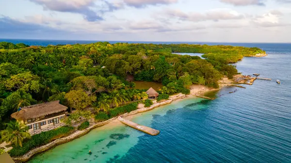 Cartagena yakınlarındaki Rosario Adaları 'nın çarpıcı hava manzarası canlı yeşillikler ve berrak mavi sular sergiliyor. Kolombiya turizmi ve tatilleri için mükemmel.