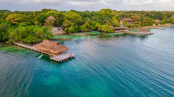 Cartagena yakınlarındaki Rosario Adaları 'nın çarpıcı hava manzarası canlı yeşillikler ve berrak mavi sular sergiliyor. Kolombiya turizmi ve tatilleri için mükemmel.