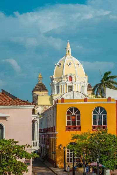 Kolombiya, Cartagena 'daki renkli binalar ve tarihi kubbe mimarisi, kentin canlı kültür ve turizmini gözler önüne seriyor.