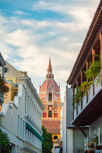Kartagena 'nın büyüleyici caddeleri zarif bir kuleye çıkıyor. Şehrin zengin mimari mirasını ve güzel gökyüzünün altındaki canlı renkleri sergiliyor.