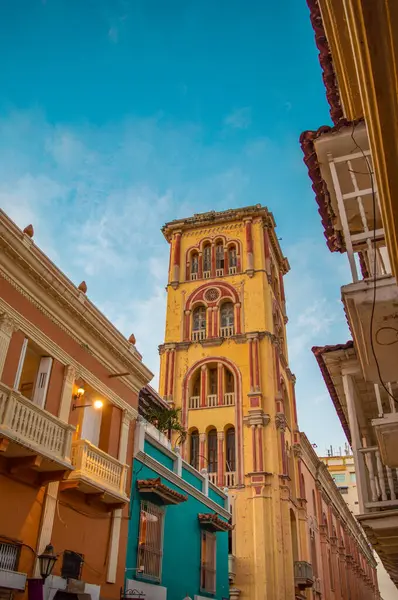 Ahşap balkonları ve sıcak sokak ışıkları olan güzel bir koloni binası. Gün batımında Cartagena 'nın canlı atmosferini gözler önüne seriyor.