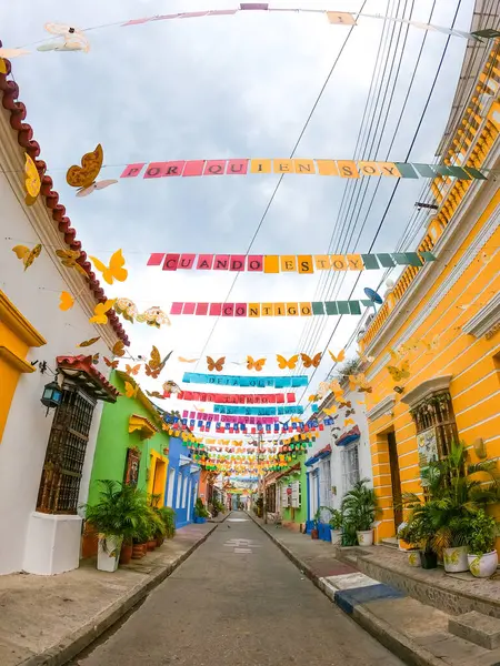 Kolombiya, Cartagena 'da canlı bir cadde, renkli dekorasyon ve kelebek motifleriyle süslenmiş, yerel kültür ve turizmin ruhunu yansıtıyor.
