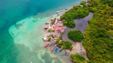 San Bernardo Takımadaları 'nın çarpıcı hava manzarası canlı suları ve yemyeşil alanları sergiliyor. Kolombiya turizmi ve tatilleri için mükemmel.