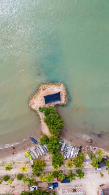 Tolu, Sucre 'nin çarpıcı hava manzarası, kumsalda sıralanmış tekneleri ve sakin suların yanında yemyeşil bir manzarayı gözler önüne seriyor.