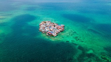 San Bernardo Takımadaları 'ndaki Santa Cruz del Islote' un göz kamaştırıcı hava manzarası canlı evler ve berrak turkuaz suları sergiliyor.