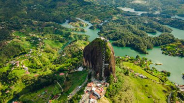 Kolombiya 'da popüler bir turizm merkezi olan yemyeşil tepeler ve göllerle çevrili Guatape, Antioquia' daki El Peol kayalarının çarpıcı hava manzarası.