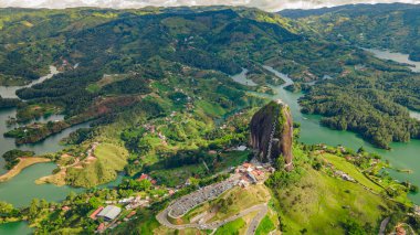 Guatape, Kolombiya 'nın çarpıcı hava manzarası, bereketli yeşillik ve su kaynaklarıyla çevrili Penol Rock sergisi, turizm ve tatil için mükemmel.