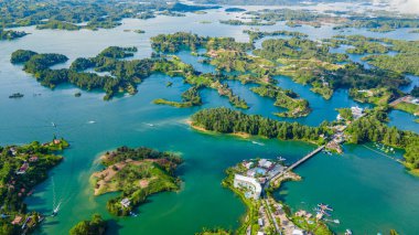 Antioquia, Kolombiya 'daki Guatape Gölü' nün çarpıcı hava manzarası yemyeşil ve dingin suları sergiliyor. Turizm ve tatil için mükemmel.