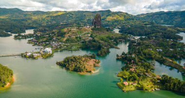 Şaşırtıcı hava manzarası Guatape, Antioquia 'nın canlı manzarasını gözler önüne seriyor. İkonik Peol Taşı göllerin üzerinde görkemli bir şekilde yükseliyor.
