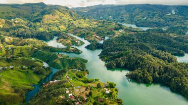 Guatape, Antioquia 'nın nefes kesici hava manzarası. yemyeşil tepeler ve akan nehirler Kolombiya 'nın doğal güzelliğini resmediyor.