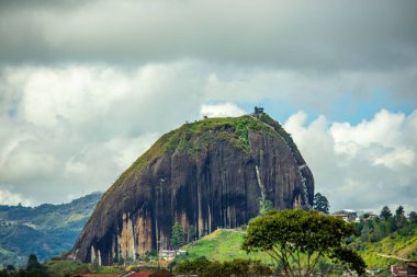 Guatape, Antioquia, Kolombiya 'daki yemyeşil manzaralarla çevrili ikonik Peol Stone' un çarpıcı manzarası turizm ve tatil için mükemmel.