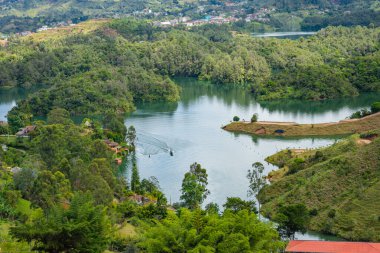 Antioquia, Kolombiya 'daki yemyeşil ve sakin suların yer aldığı Guatape Gölü' nün nefes kesici hava manzarası doğa severler ve turistler için mükemmel.