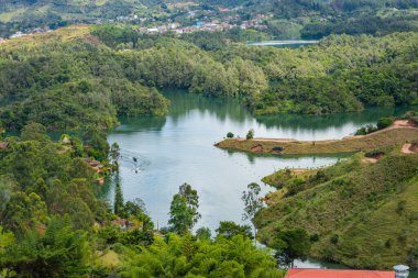 Antioquia, Kolombiya 'daki yemyeşil ve tepelerle çevrili sakin bir manzara, doğa severler ve turistler için mükemmel.