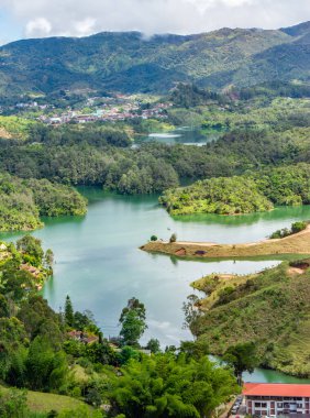Guatape, Antioquia 'nın nefes kesici manzarası, yemyeşil tepeler ve sakin göl, Kolombiya' da doğa turizmi için mükemmel.
