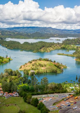 Guatape, Antioquia 'nın nefes kesici manzarası dağlarla çevrili yemyeşil ve sakin suları sergiliyor.
