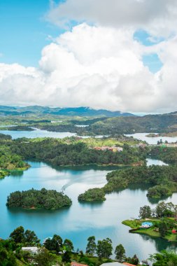 Guatape 'in yemyeşil adaları ve dingin sularıyla nefes kesici hava manzarası Antioquia, Kolombiya' nın doğal güzelliğini gözler önüne seriyor.