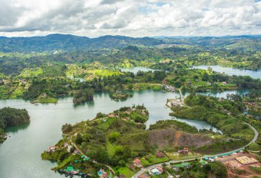 Guatape Gölü 'nün ve Antioquia, Kolombiya' daki yemyeşil tepelerin nefes kesen manzarası turizm ve tatil ilhamı için mükemmel.