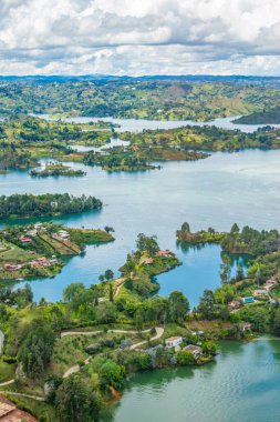 Guatape Gölü 'nün nefes kesen hava manzarasında yemyeşil adalar ve Antioquia, Kolombiya' daki sakin sular sergileniyor.