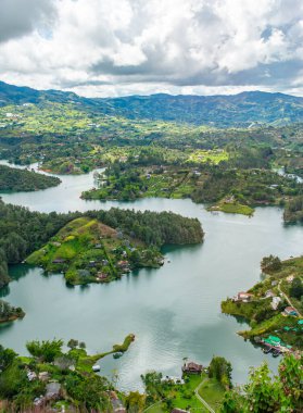 Antioquia, Kolombiya 'daki Guatape Gölü' nün nefes kesici hava manzarası yemyeşil ve sakin suları, turizm ve tatil için mükemmel