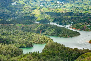 Guatape, Antioquia 'nın yemyeşil tepeleri ve sakin sularıyla nefes kesici hava manzarası turizm ve doğa meraklıları için mükemmel.