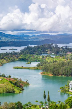 Guatape Gölü 'nün nefes kesen manzarası Antioquia, Kolombiya' da yemyeşil ve dağlarla çevrili.
