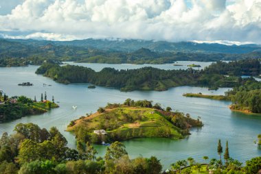 Guatape 'in nefes kesici hava manzarası, yemyeşil ve dingin suların sergilenmesi, Antioquia, Kolombiya' da turizm için ideal.